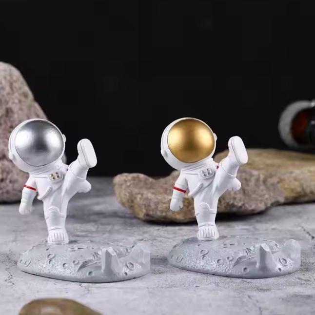 Circuit Pulse Astronaut Mobile Stand – Cute Resin Phone Holder