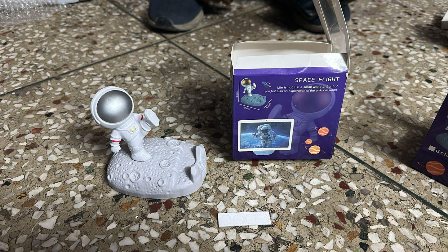 Circuit Pulse Astronaut Mobile Stand – Cute Resin Phone Holder
