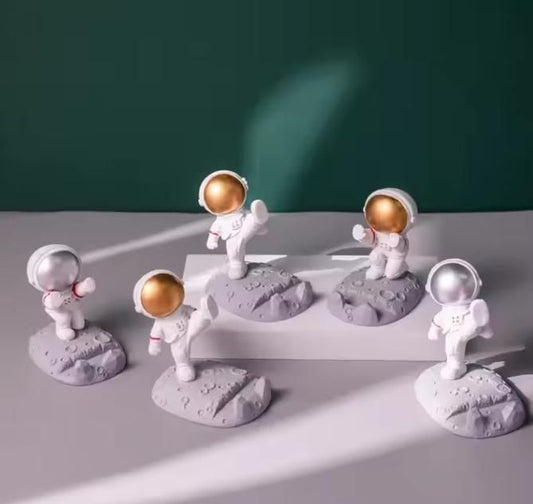 Circuit Pulse Astronaut Mobile Stand – Cute Resin Phone Holder